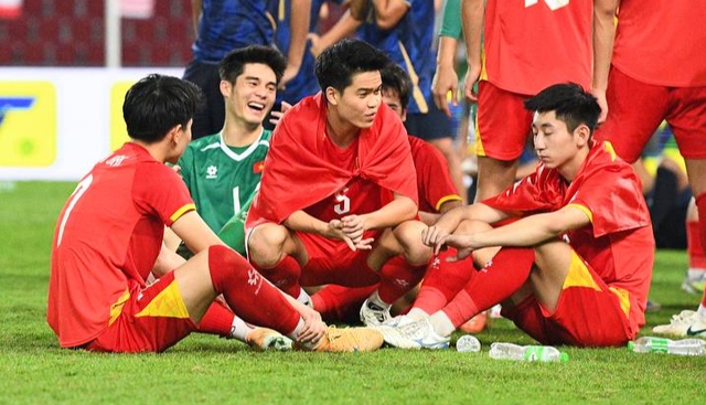 Đ&aacute;ng y&ecirc;u v&ocirc; đối: Thủ m&ocirc;n 1m91, visual cực phẩm của U22 Việt Nam hồn nhi&ecirc;n khoe HCV SEA Games 