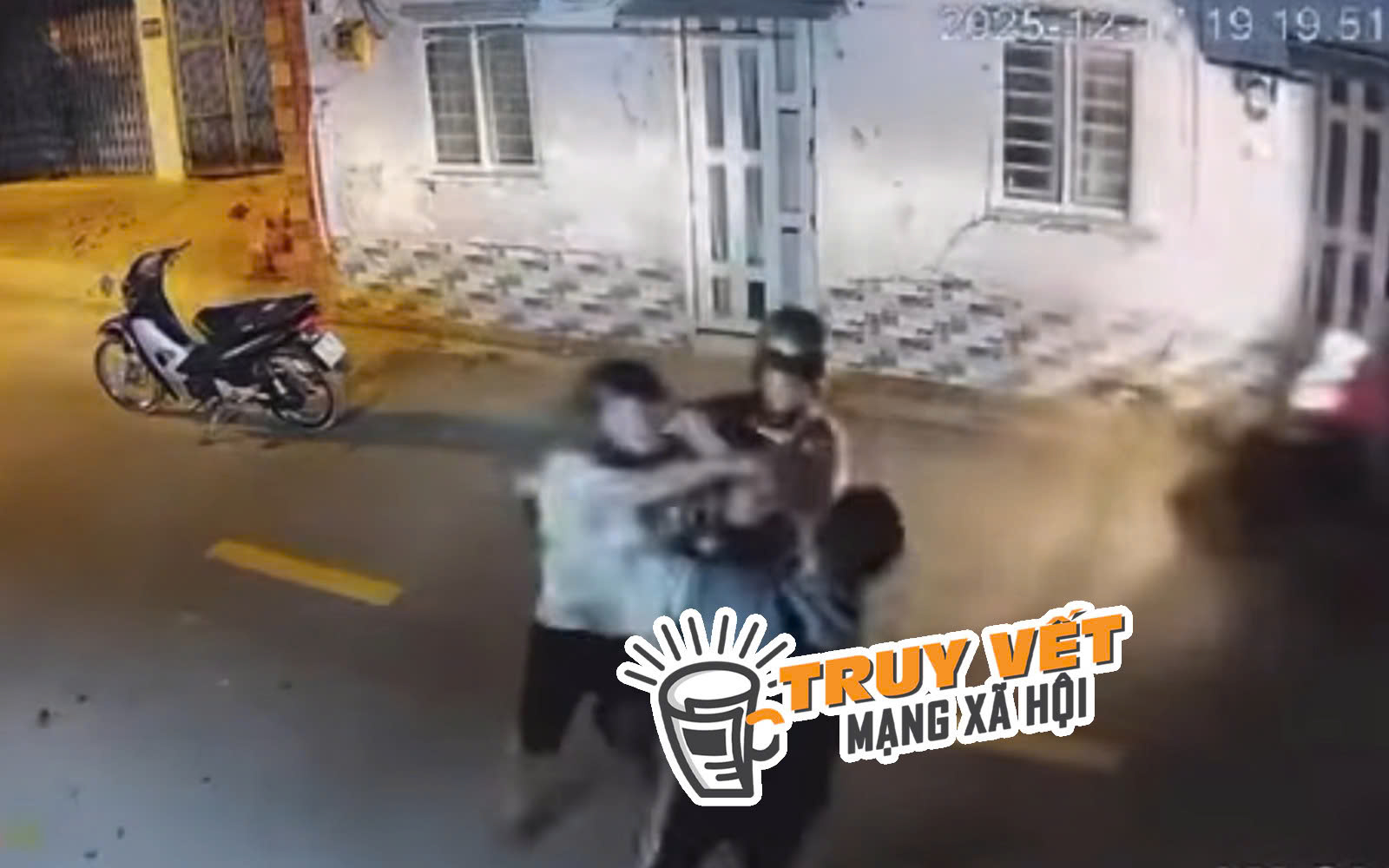 C&ocirc;ng an v&agrave;o cuộc clip nam sinh lớp 12 ở TPHCM bị đ&aacute;nh - Ảnh 1.