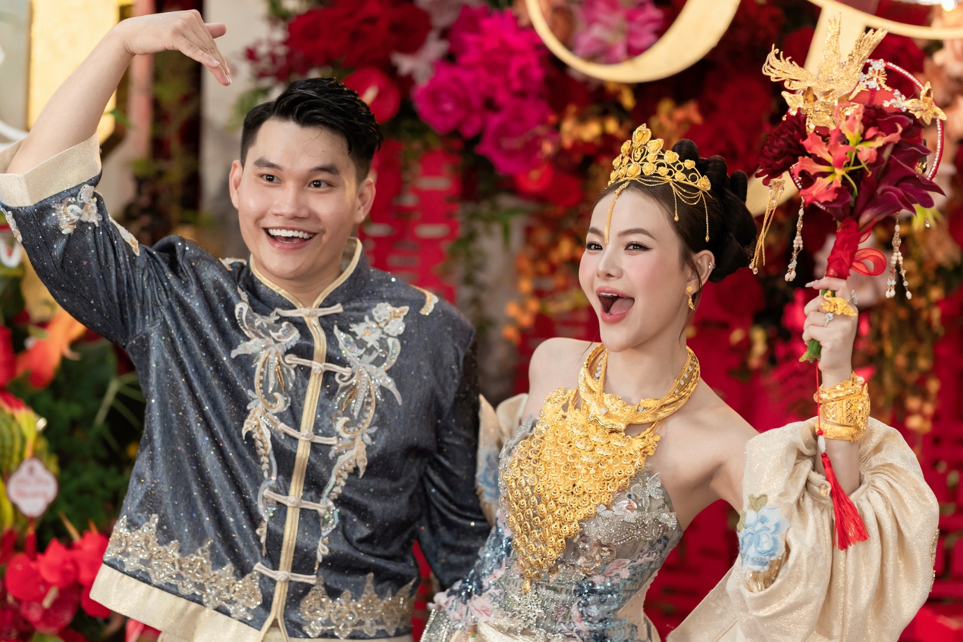 176 cây vàng, sổ đỏ khách sạn và biệt thự, kim cương, tiền tỷ trong 4 đám cưới khủng năm 2025- Ảnh 8. 176 cây vàng, sổ đỏ khách sạn và biệt thự, kim cương, tiền tỷ trong 4 đám cưới khủng năm 2025- Ảnh 8.