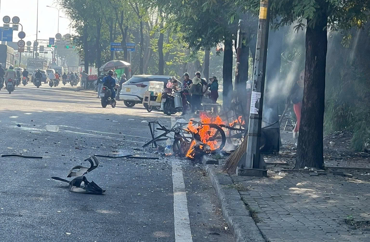 Vụ nổ bình gas gần cầu vượt Linh Xuân khiến xe bún riêu tan tành - Ảnh 3.