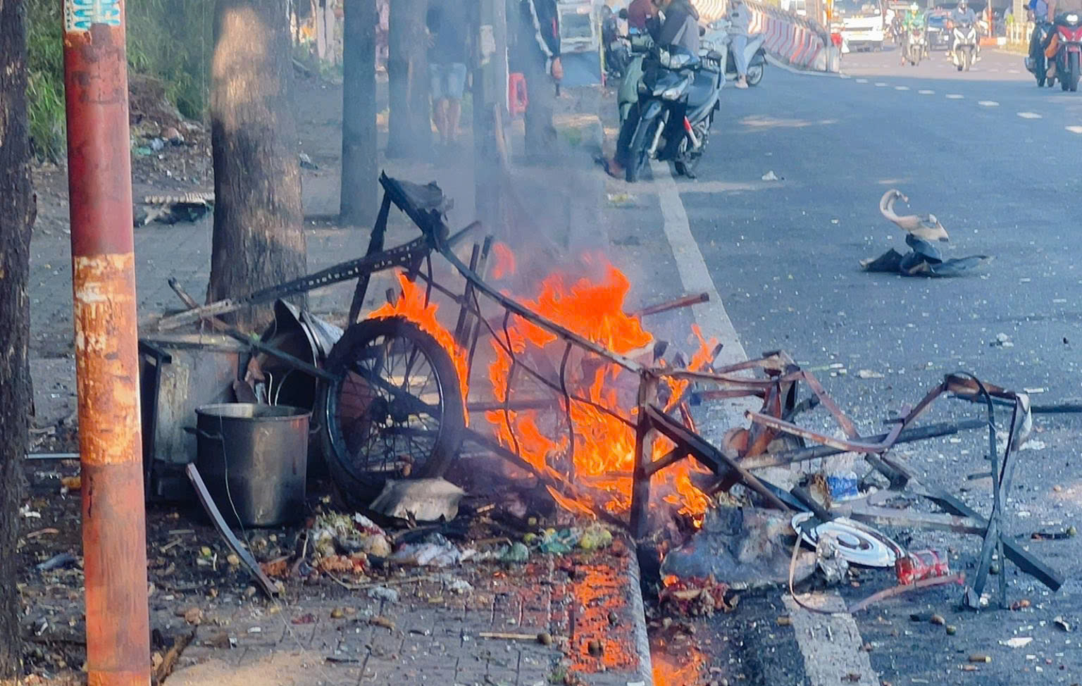 Vụ nổ bình gas gần cầu vượt Linh Xuân khiến xe bún riêu tan tành - Ảnh 2.