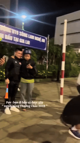 Bắt gặp Quang Hải lao ra đường ăn mừng U22 Việt Nam v&ocirc; địch: Người tạo trend "đi b&atilde;o" nay được đi b&atilde;o rồi! - Ảnh 1.