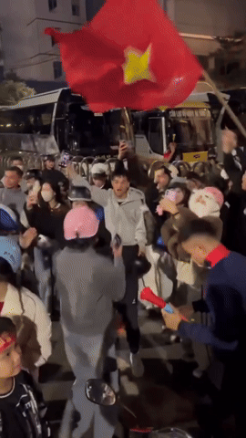 Bắt gặp Quang Hải lao ra đường ăn mừng U22 Việt Nam v&ocirc; địch: Người tạo trend "đi b&atilde;o" nay được đi b&atilde;o rồi! - Ảnh 2.