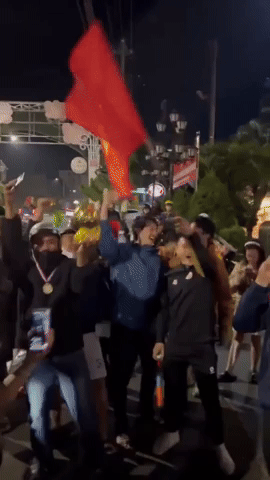 Bắt gặp Quang Hải lao ra đường ăn mừng U22 Việt Nam v&ocirc; địch: Người tạo trend "đi b&atilde;o" nay được đi b&atilde;o rồi! - Ảnh 3.