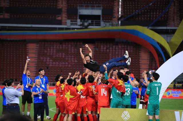 Giải mã chiếc nhẫn "phong thuỷ" của HLV Kim Sang-sik: Có liên quan gì đến cú lội ngược dòng "điên rồ" nhất? - Ảnh 1.