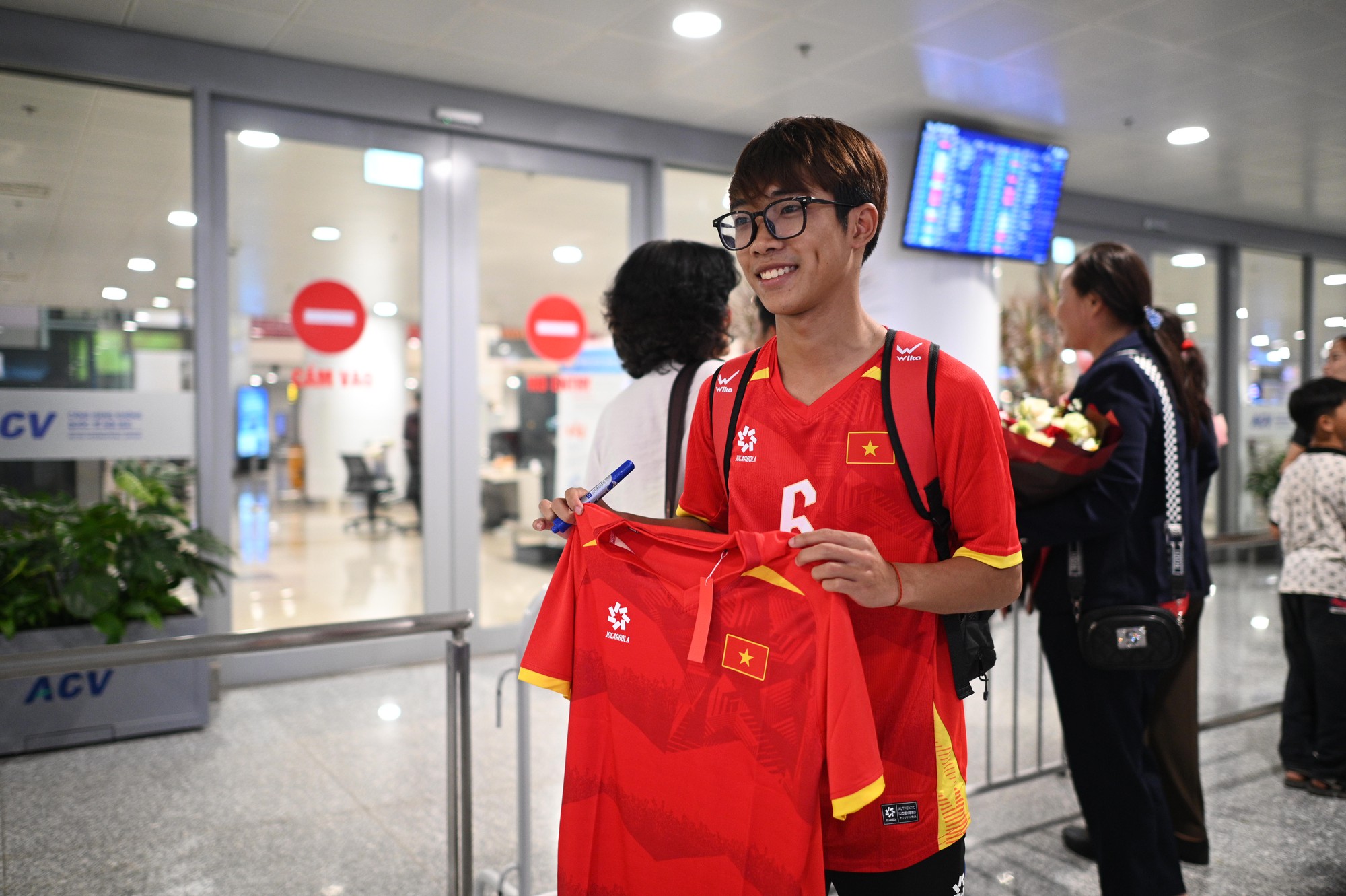 U22 Việt Nam s&aacute;ng rực cả s&acirc;n bay Nội B&agrave;i trong ng&agrave;y mang HCV SEA Games về nước- Ảnh 17.