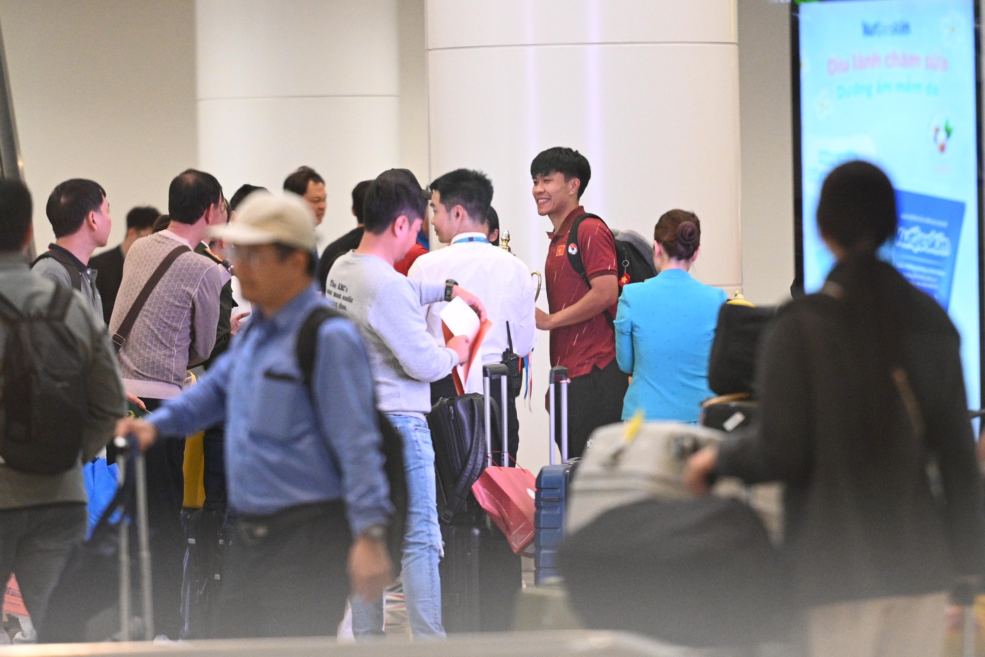 U22 Việt Nam s&aacute;ng rực cả s&acirc;n bay Nội B&agrave;i trong ng&agrave;y mang HCV SEA Games về nước- Ảnh 1.