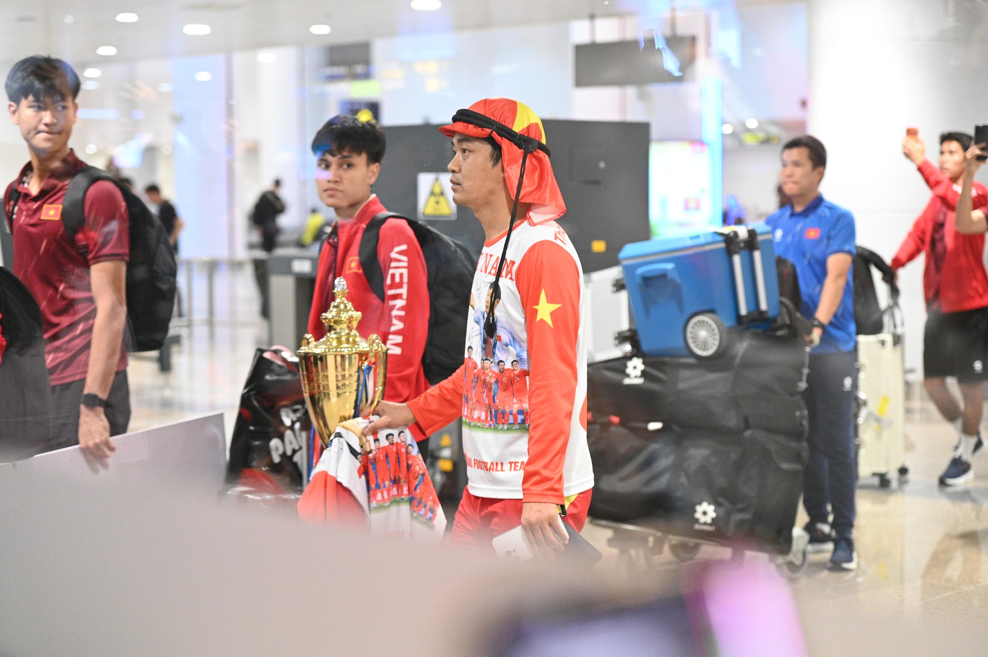 U22 Việt Nam s&aacute;ng rực cả s&acirc;n bay Nội B&agrave;i trong ng&agrave;y mang HCV SEA Games về nước- Ảnh 18.