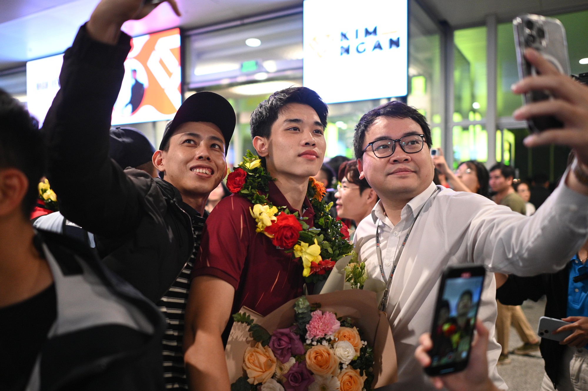 U22 Việt Nam s&aacute;ng rực cả s&acirc;n bay Nội B&agrave;i trong ng&agrave;y mang HCV SEA Games về nước- Ảnh 5.