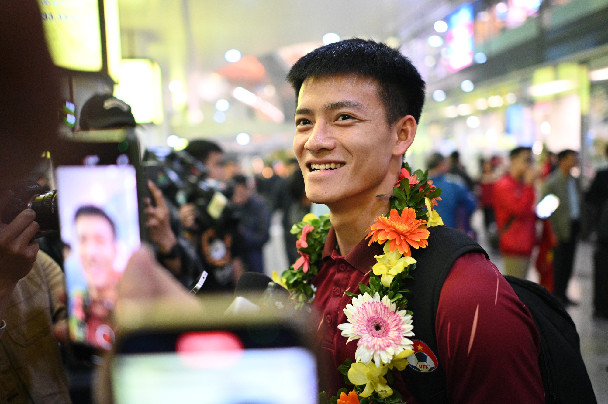 U22 Việt Nam s&aacute;ng rực cả s&acirc;n bay Nội B&agrave;i trong ng&agrave;y mang HCV SEA Games về nước- Ảnh 8.