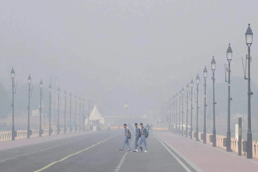 &Ocirc; nhiễm kh&ocirc;ng kh&iacute; ở Ấn Độ khiến Học sinh học trực tuyến v&agrave; h&agrave;ng trăm chuyến bay bị ho&atilde;n - Ảnh 2.