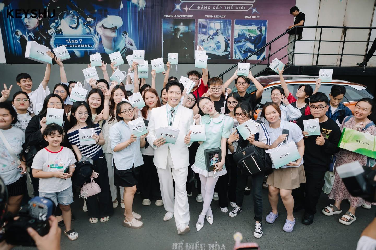 Màn kết hợp của LyLy - Anh Tú tại sự kiện ra mắt Cicamax Refine Serum - Ảnh 1.