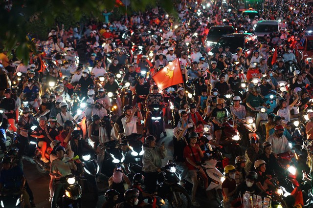 Em gái Trấn Thành cùng bạn trai là ca sĩ nổi tiếng xuống đường đi bão mừng tuyển Việt Nam vô địch Đông Nam Á- Ảnh 4. Em gái Trấn Thành cùng bạn trai là ca sĩ nổi tiếng xuống đường đi bão mừng tuyển Việt Nam vô địch Đông Nam Á- Ảnh 4.