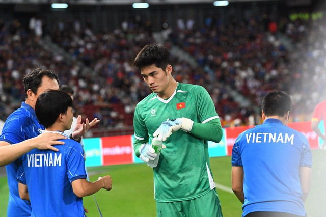 Đ&aacute;ng y&ecirc;u v&ocirc; đối: Thủ m&ocirc;n 1m91, visual cực phẩm của U22 Việt Nam hồn nhi&ecirc;n khoe HCV SEA Games 