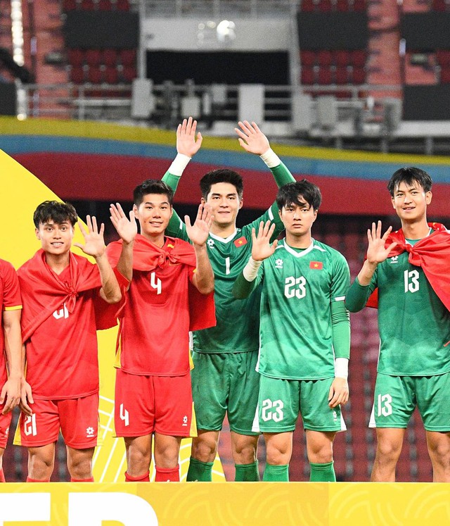 Đ&aacute;ng y&ecirc;u v&ocirc; đối: Thủ m&ocirc;n 1m91, visual cực phẩm của U22 Việt Nam hồn nhi&ecirc;n khoe HCV SEA Games 
