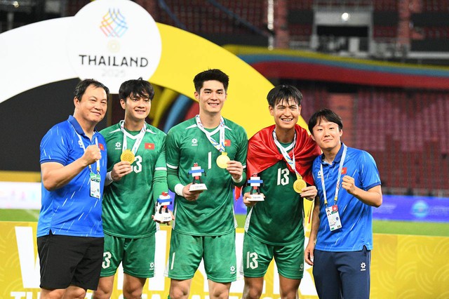 Đ&aacute;ng y&ecirc;u v&ocirc; đối: Thủ m&ocirc;n 1m91, visual cực phẩm của U22 Việt Nam hồn nhi&ecirc;n khoe HCV SEA Games 