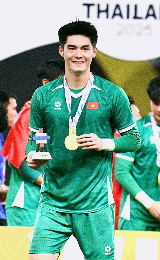 Đ&aacute;ng y&ecirc;u v&ocirc; đối: Thủ m&ocirc;n 1m91, visual cực phẩm của U22 Việt Nam hồn nhi&ecirc;n khoe HCV SEA Games 