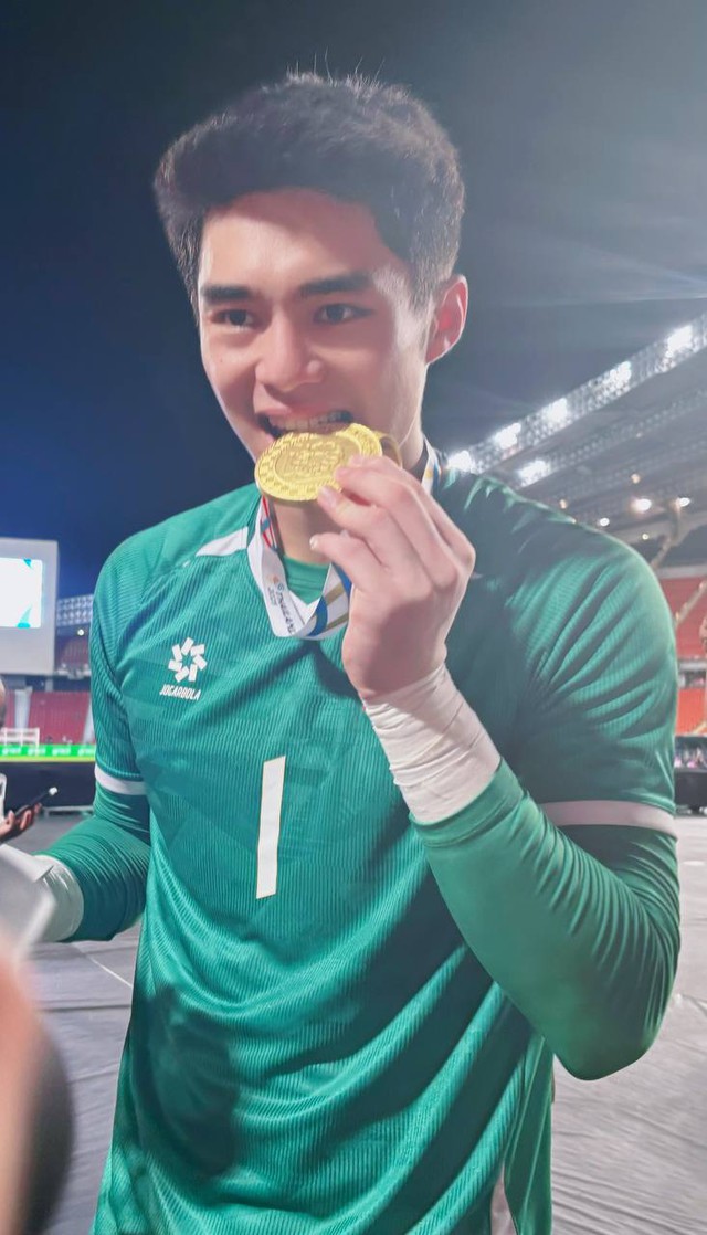 Đ&aacute;ng y&ecirc;u v&ocirc; đối: Thủ m&ocirc;n 1m91, visual cực phẩm của U22 Việt Nam hồn nhi&ecirc;n khoe HCV SEA Games 