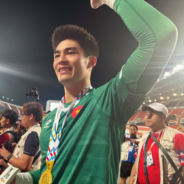 Đ&aacute;ng y&ecirc;u v&ocirc; đối: Thủ m&ocirc;n 1m91, visual cực phẩm của U22 Việt Nam hồn nhi&ecirc;n khoe HCV SEA Games 