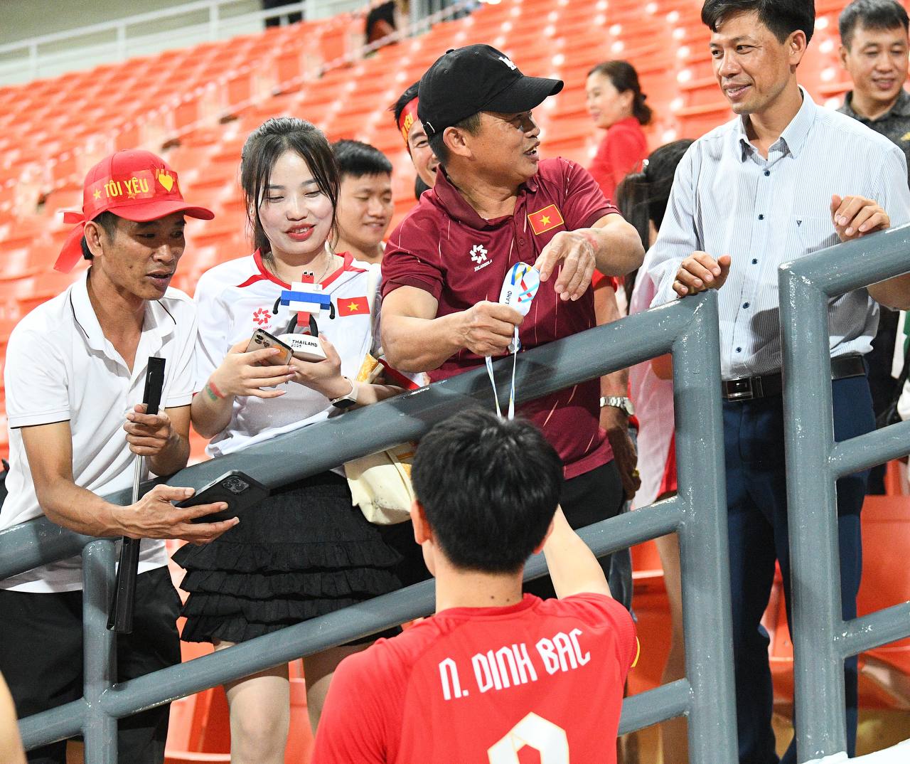 "Đột nhập" phòng thay đồ U22 Việt Nam: Cầu thủ bật loa ca hát, tranh thủ gọi về nhà ăn mừng HCV cùng người thân- Ảnh 6.