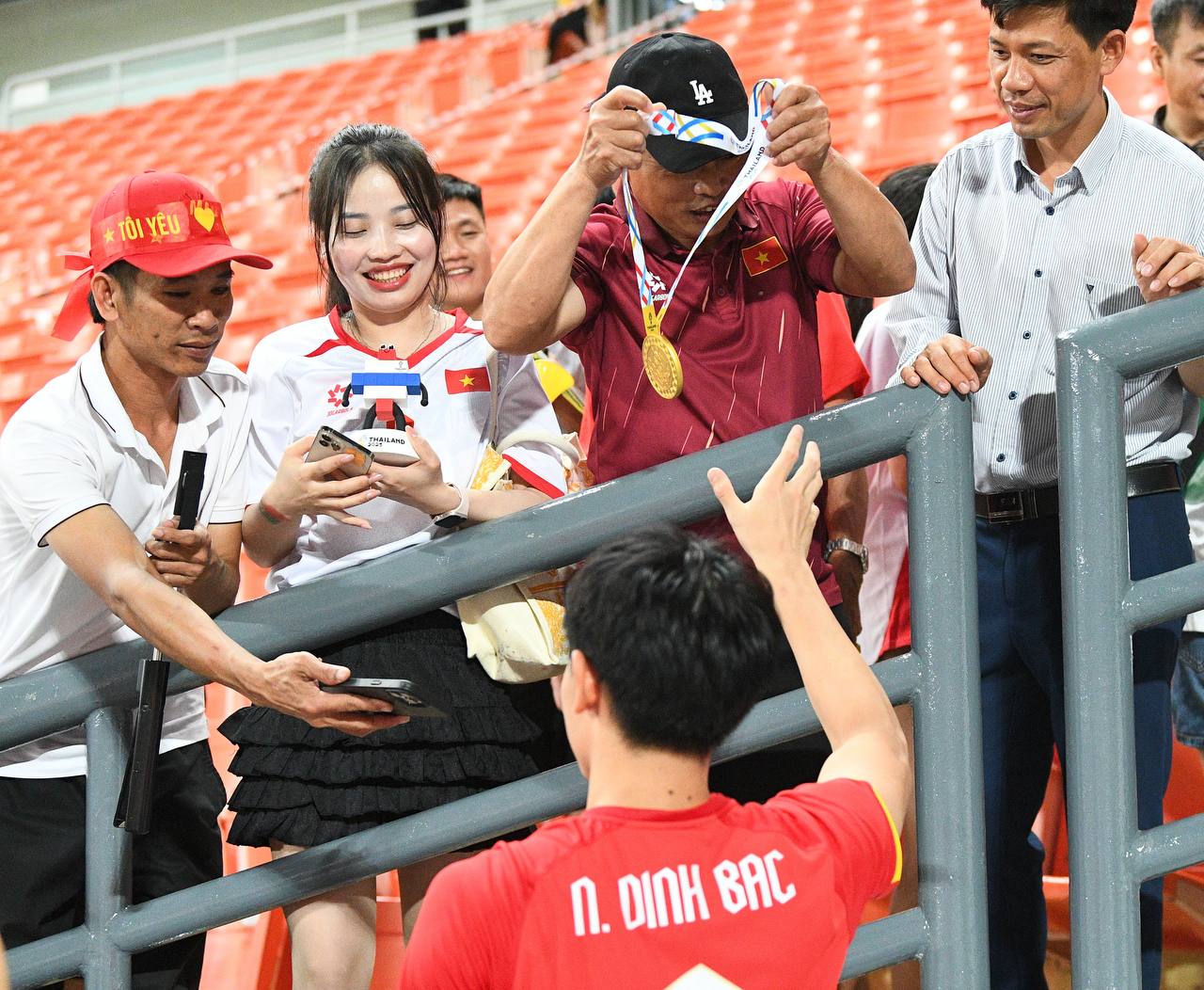 "Đột nhập" phòng thay đồ U22 Việt Nam: Cầu thủ bật loa ca hát, tranh thủ gọi về nhà ăn mừng HCV cùng người thân- Ảnh 4.