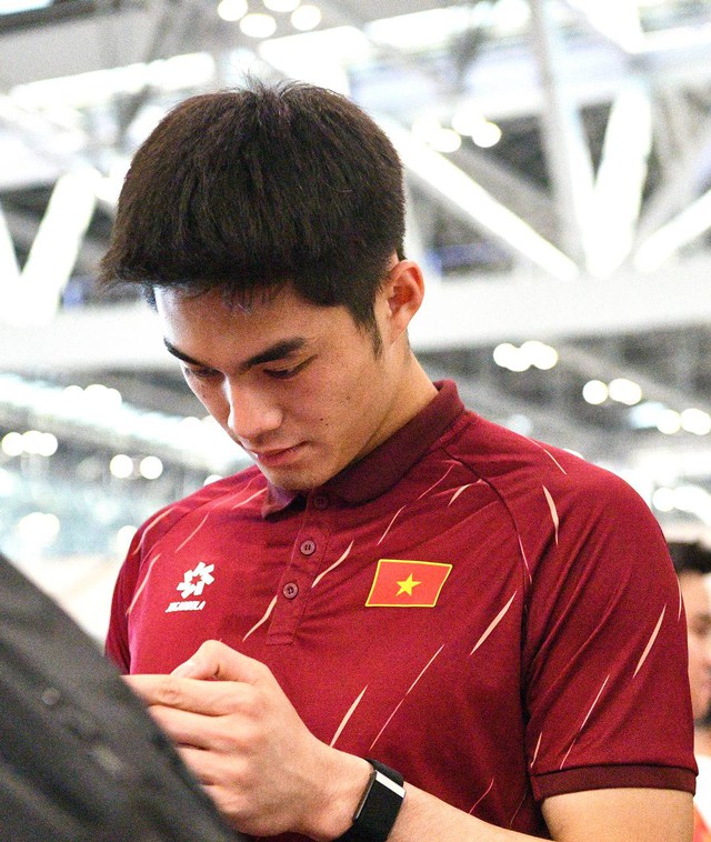 T&oacute;m d&iacute;nh thủ m&ocirc;n 1m91 điển trai g&acirc;y sốt c&otilde;i mạng đi mua sắm, sao U22 Việt Nam mang theo mũ cối về nước- Ảnh 1.