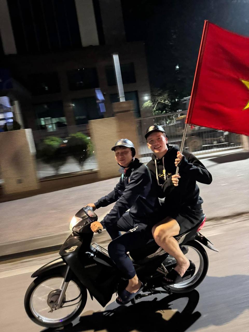 Bắt gặp Quang Hải lao ra đường ăn mừng U22 Việt Nam v&ocirc; địch: Người tạo trend "đi b&atilde;o" nay được đi b&atilde;o rồi! - Ảnh 4.