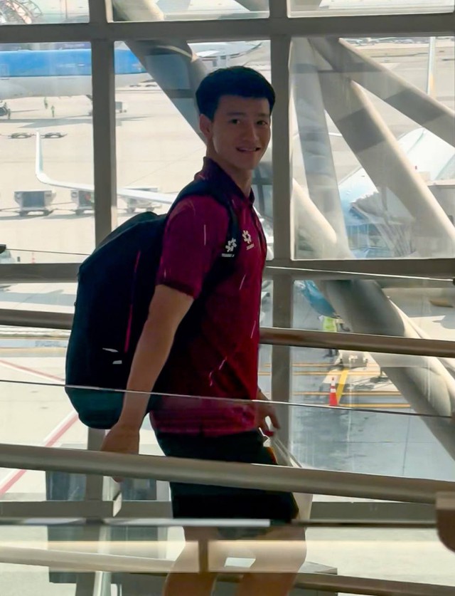 T&oacute;m d&iacute;nh thủ m&ocirc;n 1m91 điển trai g&acirc;y sốt c&otilde;i mạng đi mua sắm, sao U22 Việt Nam mang theo mũ cối về nước- Ảnh 8.