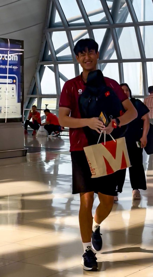 T&oacute;m d&iacute;nh thủ m&ocirc;n 1m91 điển trai g&acirc;y sốt c&otilde;i mạng đi mua sắm, sao U22 Việt Nam mang theo mũ cối về nước- Ảnh 6.