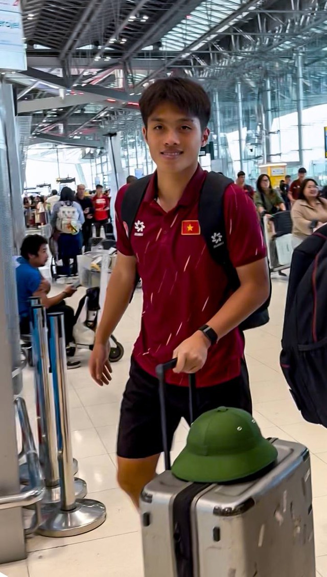 T&oacute;m d&iacute;nh thủ m&ocirc;n 1m91 điển trai g&acirc;y sốt c&otilde;i mạng đi mua sắm, sao U22 Việt Nam mang theo mũ cối về nước- Ảnh 4.