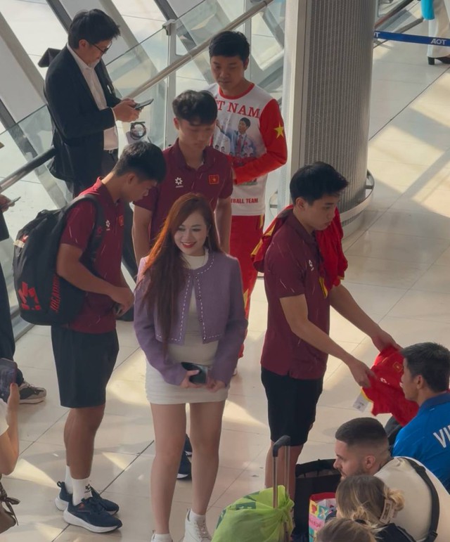 T&oacute;m d&iacute;nh thủ m&ocirc;n 1m91 điển trai g&acirc;y sốt c&otilde;i mạng đi mua sắm, sao U22 Việt Nam mang theo mũ cối về nước- Ảnh 7.