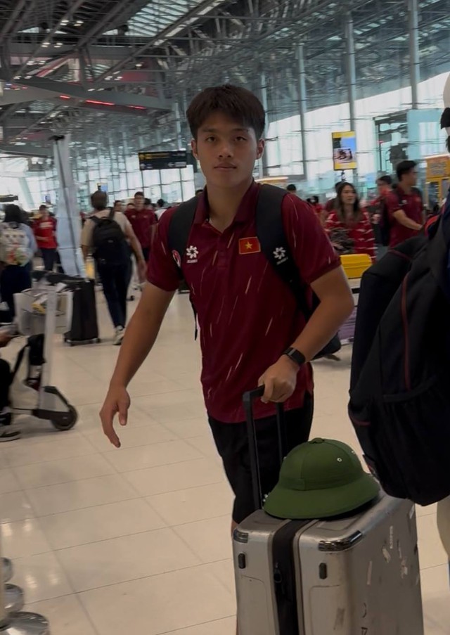 T&oacute;m d&iacute;nh thủ m&ocirc;n 1m91 điển trai g&acirc;y sốt c&otilde;i mạng đi mua sắm, sao U22 Việt Nam mang theo mũ cối về nước- Ảnh 5.