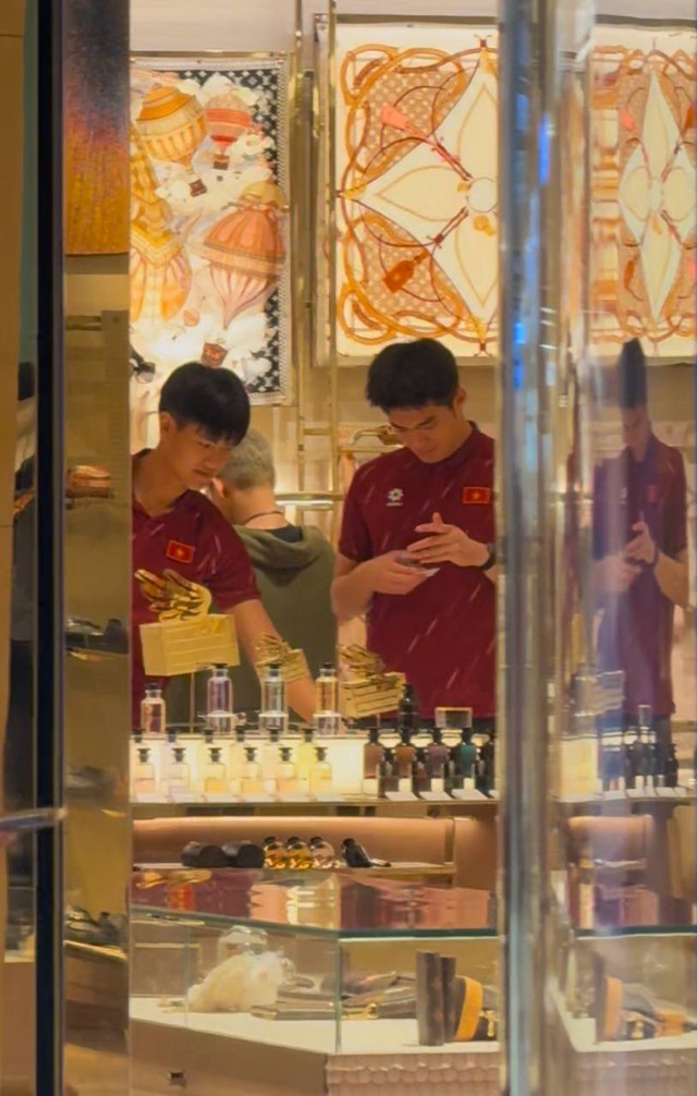 T&oacute;m d&iacute;nh thủ m&ocirc;n 1m91 điển trai g&acirc;y sốt c&otilde;i mạng đi mua sắm, sao U22 Việt Nam mang theo mũ cối về nước- Ảnh 2.