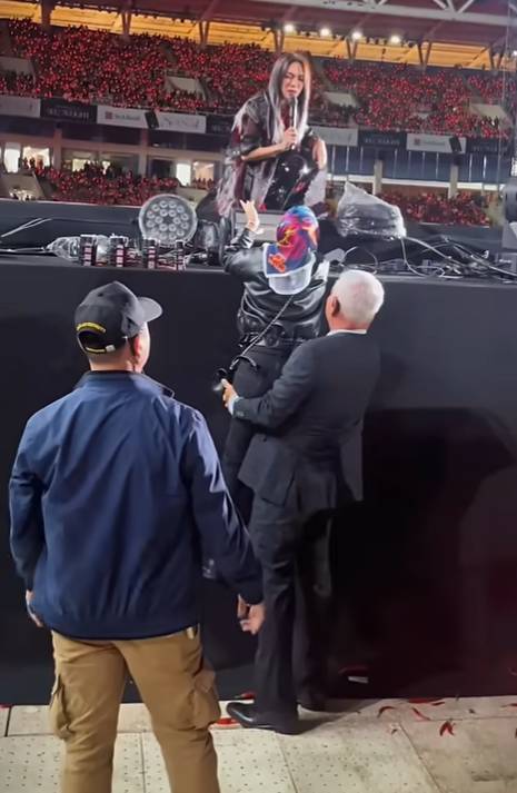 Vệ sĩ t&oacute;c bạc U65 của Mỹ T&acirc;m nhấc bổng một người ngay trong show- Ảnh 1.