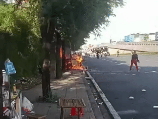 Vụ nổ bình gas gần cầu vượt Linh Xuân khiến xe bún riêu tan tành - Ảnh 1.