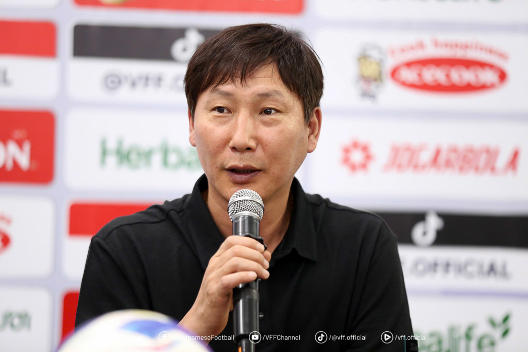 Giải mã chiếc nhẫn "phong thuỷ" của HLV Kim Sang-sik: Có liên quan gì đến cú lội ngược dòng "điên rồ" nhất? - Ảnh 4.