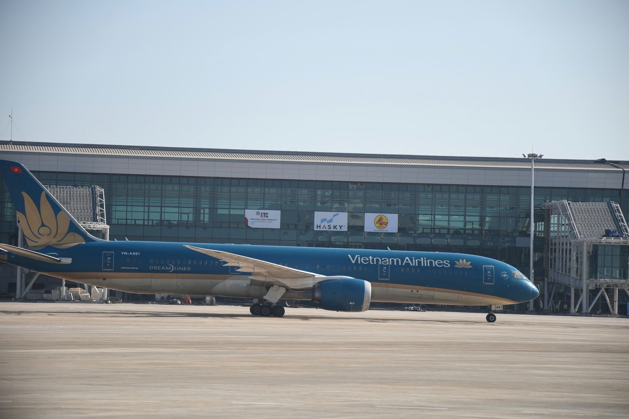 Hình ảnh chuyến bay đầu tiên hạ cánh xuống sân bay Long Thành - Ảnh 4.