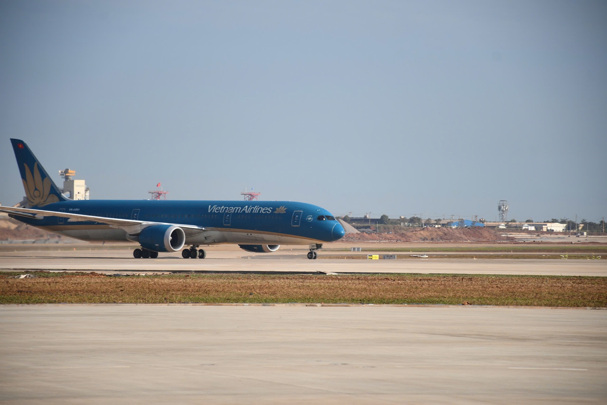 Hình ảnh chuyến bay đầu tiên hạ cánh xuống sân bay Long Thành - Ảnh 8.