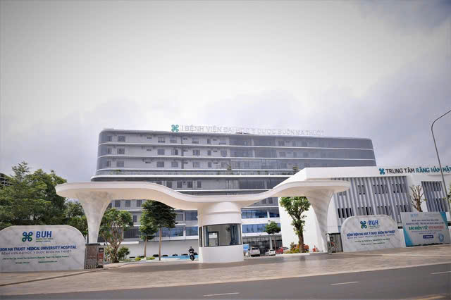 Lãnh đạo Sở Y tế Đắk Lắk thông tin vụ việc tại Bệnh viện Đại học Y Dược Buôn Ma Thuột - Ảnh 1.