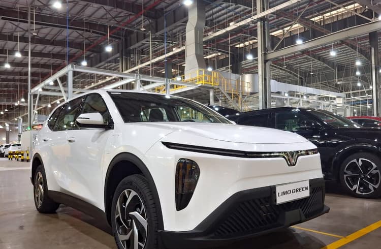 Gãy đôi sau tai nạn — Mẫu xe điện Trung Quốc gây bất ngờ vì pin không phát nổ - Ảnh 2.