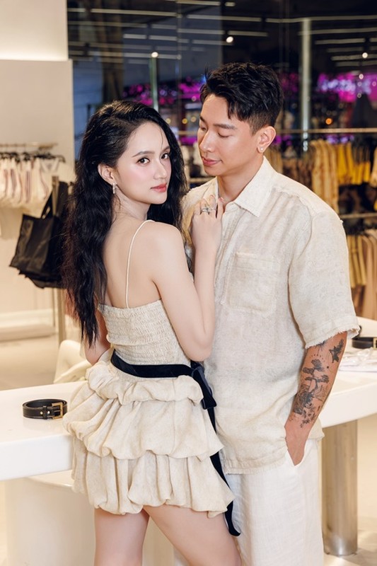 Hương Giang quấn quýt bên "người đàn ông lạ" tại khu nghỉ dưỡng ở Lào - Ảnh 7. Hương Giang quấn quýt bên "người đàn ông lạ" tại khu nghỉ dưỡng ở Lào - Ảnh 7.