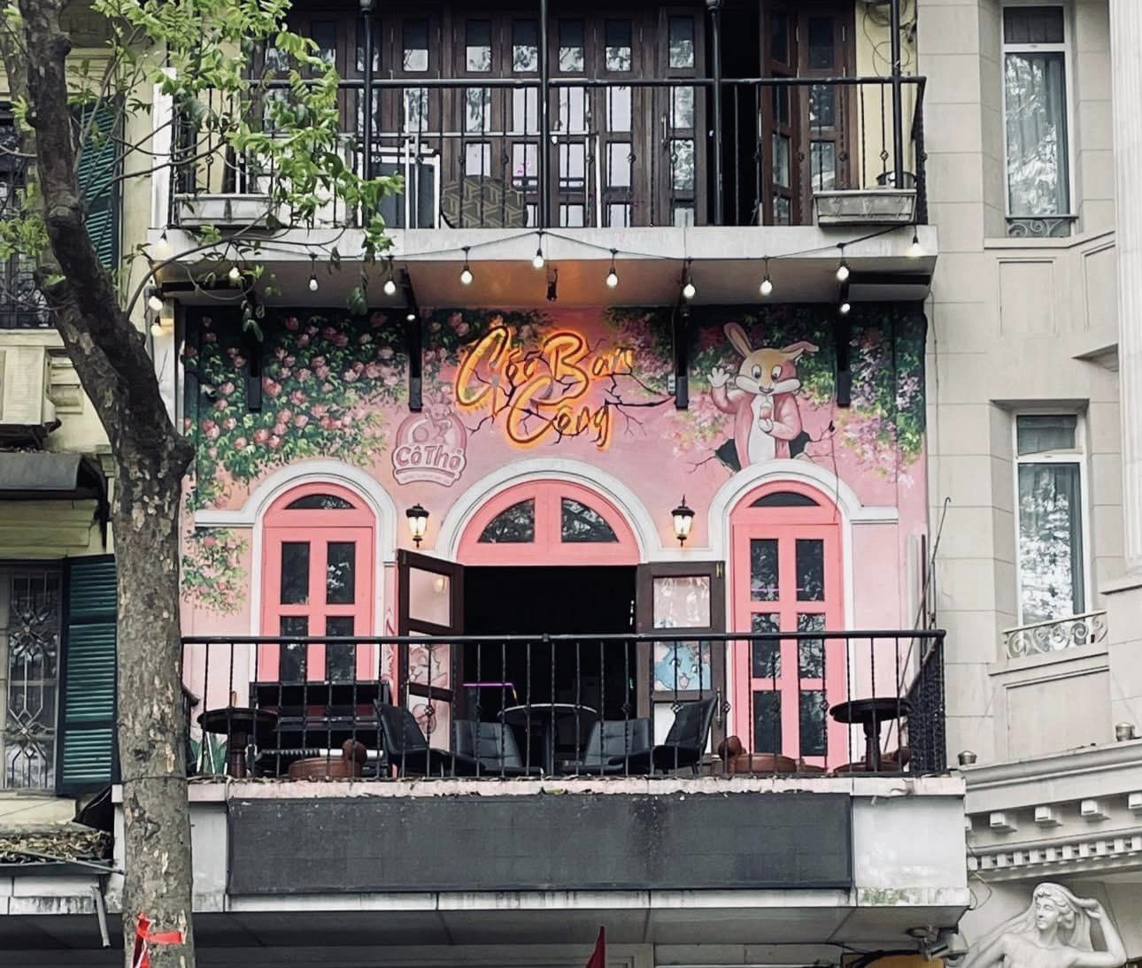 Cuộc sống của Tuấn Hưng trong căn nhà view Hồ Gươm - sân khấu liveshow 0 đồng- Ảnh 6. Cuộc sống của Tuấn Hưng trong căn nhà view Hồ Gươm - sân khấu liveshow 0 đồng- Ảnh 6.