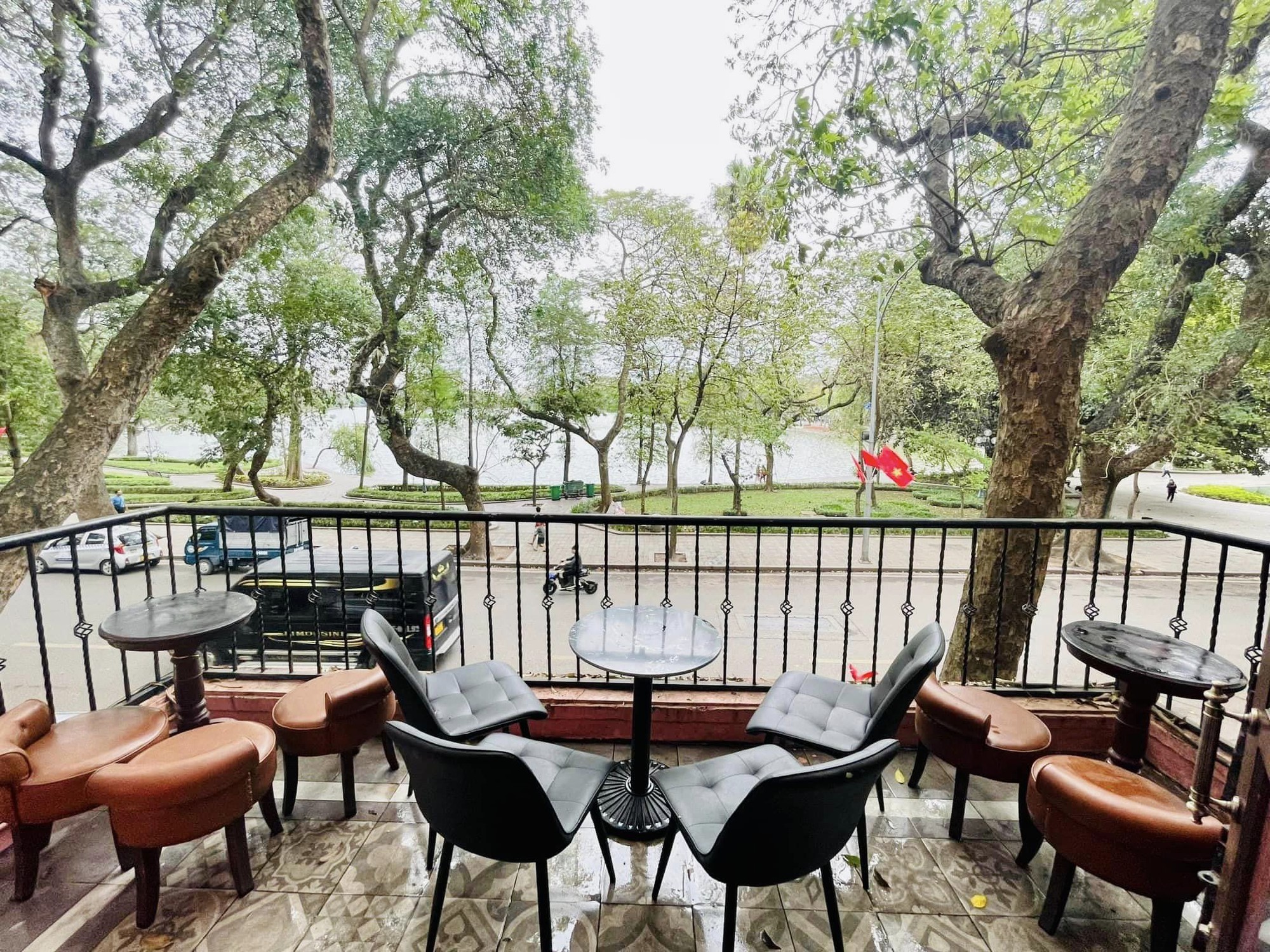 Cuộc sống của Tuấn Hưng trong căn nhà view Hồ Gươm - sân khấu liveshow 0 đồng- Ảnh 3. Cuộc sống của Tuấn Hưng trong căn nhà view Hồ Gươm - sân khấu liveshow 0 đồng- Ảnh 3.