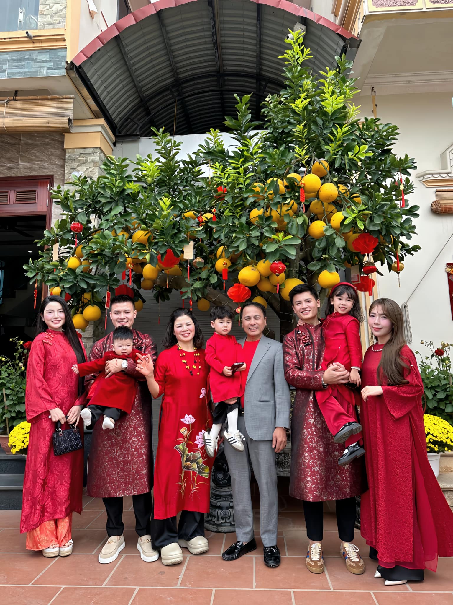 Con trai 1 vợ 2 con vẫn đi đánh pickleball từ trưa tới tối, mẹ Quang Hải quất thẳng 5 roi, nghe mà "đau giùm" - Ảnh 2.