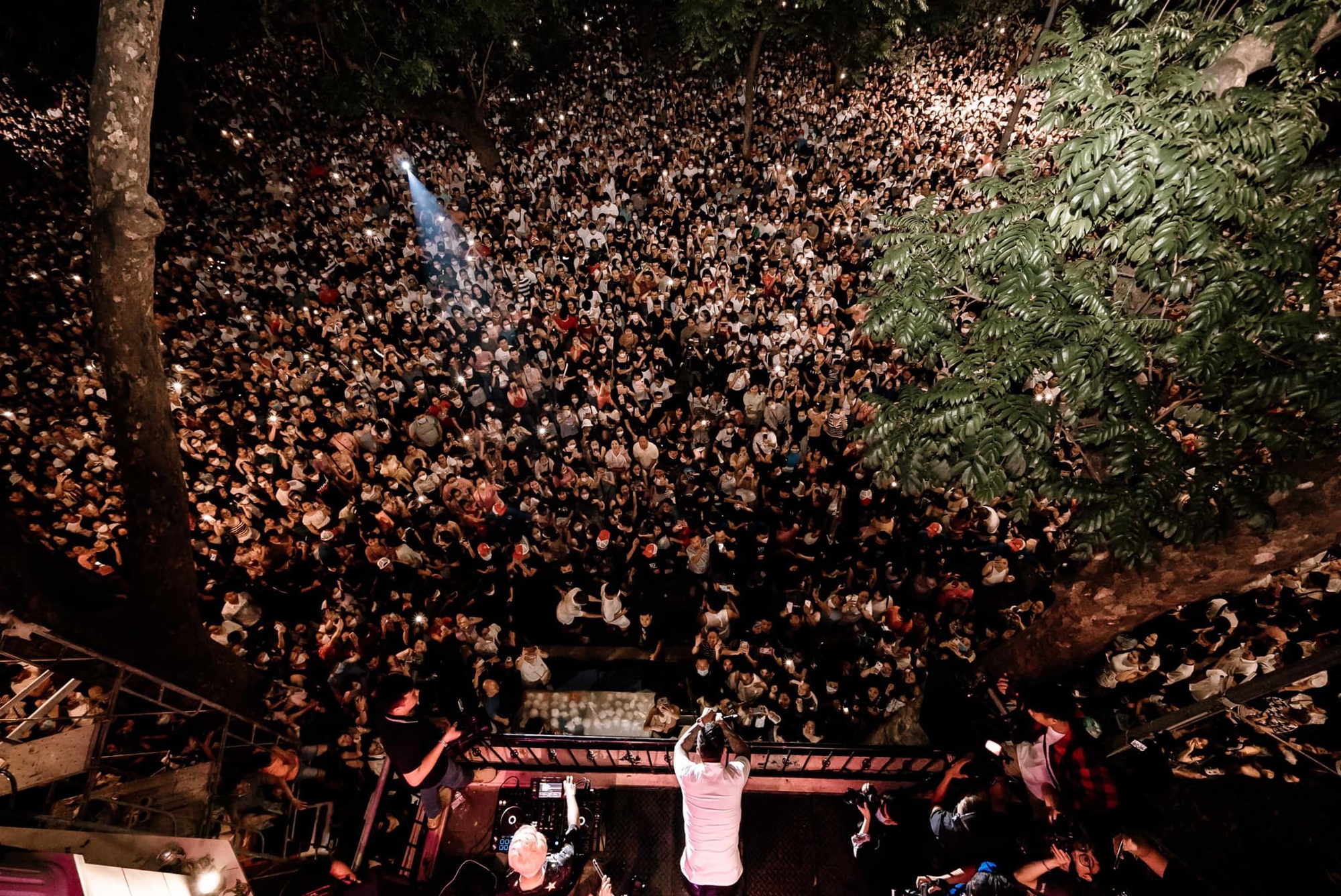 Cuộc sống của Tuấn Hưng trong căn nhà view Hồ Gươm - sân khấu liveshow 0 đồng- Ảnh 7. Cuộc sống của Tuấn Hưng trong căn nhà view Hồ Gươm - sân khấu liveshow 0 đồng- Ảnh 7.