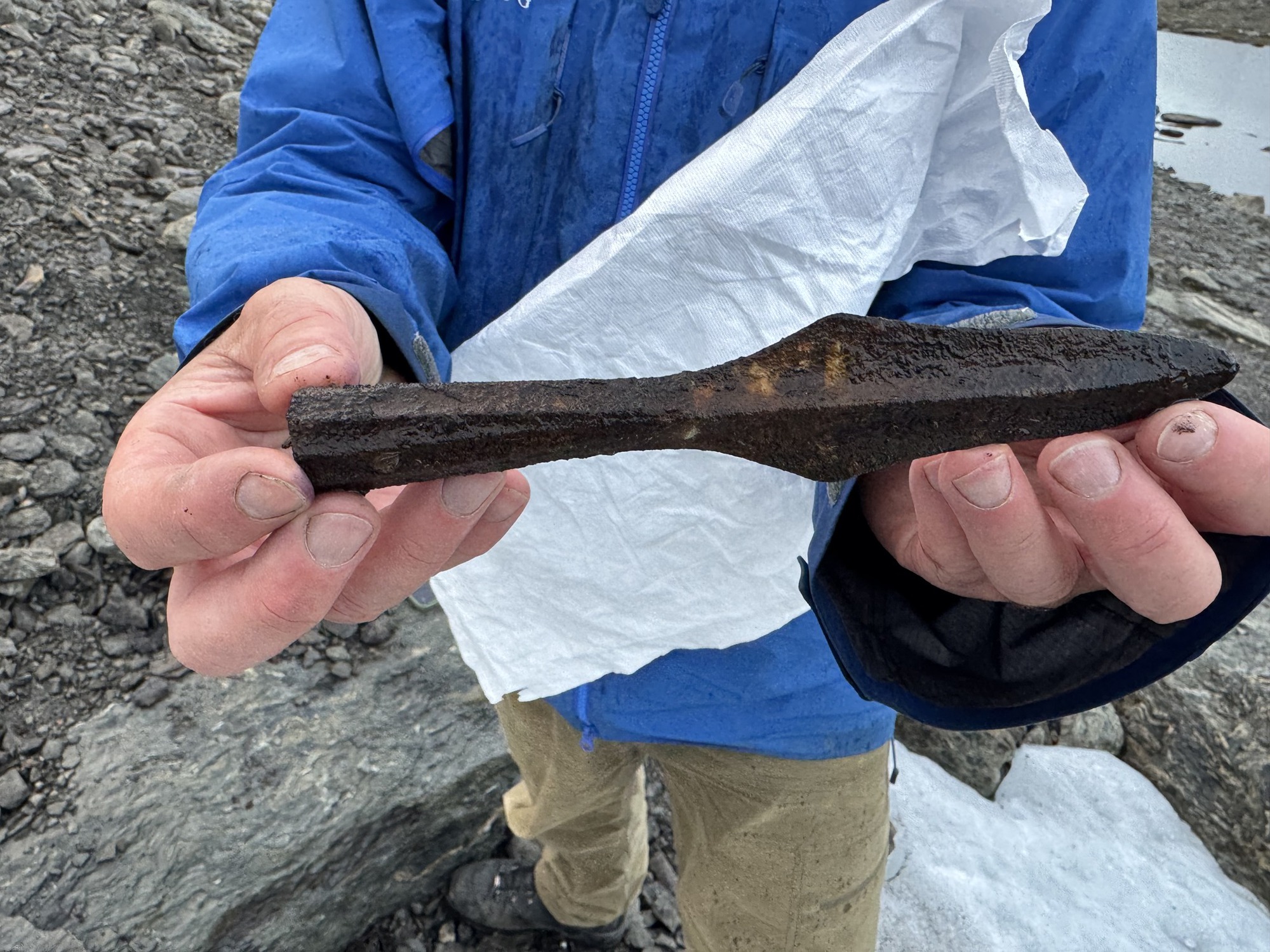 Băng trên đỉnh núi tan chảy, để lộ ra những thứ con người không dám tin vào mắt mình- Ảnh 2.