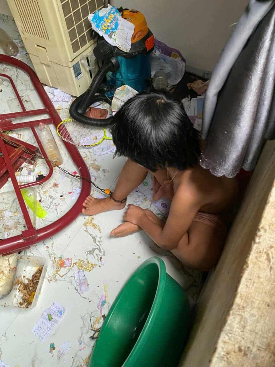 Giám định thương tật 2 bé gái bị cha xích nhốt trong phòng bẩn thỉu - Ảnh 1.