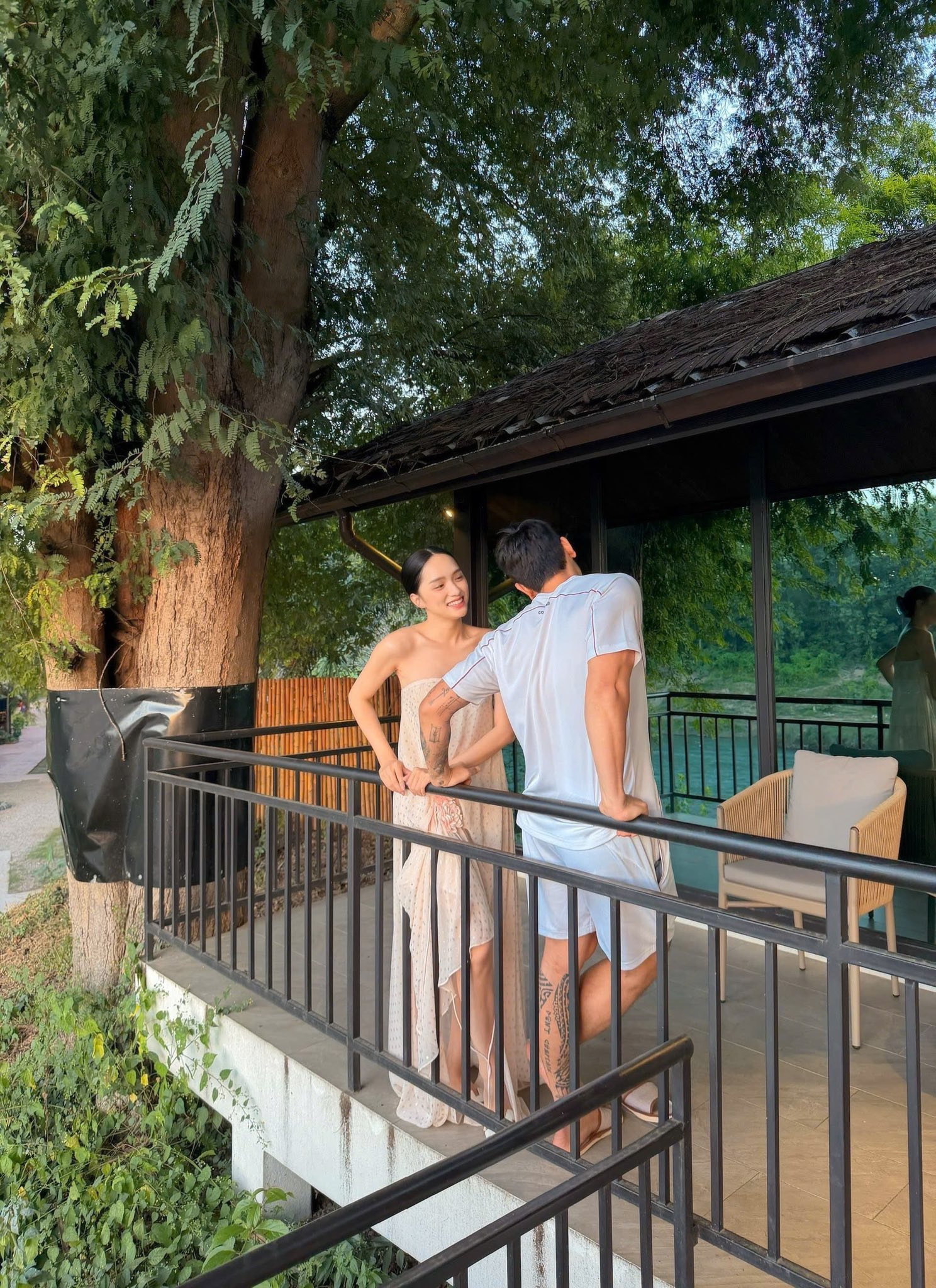 Hương Giang quấn quýt bên "người đàn ông lạ" tại khu nghỉ dưỡng ở Lào - Ảnh 2. Hương Giang quấn quýt bên "người đàn ông lạ" tại khu nghỉ dưỡng ở Lào - Ảnh 2.