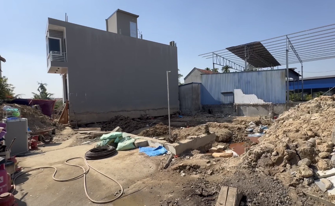 Bất ngờ hình ảnh mới nhất của ngôi nhà xây nhầm trên đất hàng xóm ở Hải Phòng, sắp về đúng chỗ - Ảnh 1.