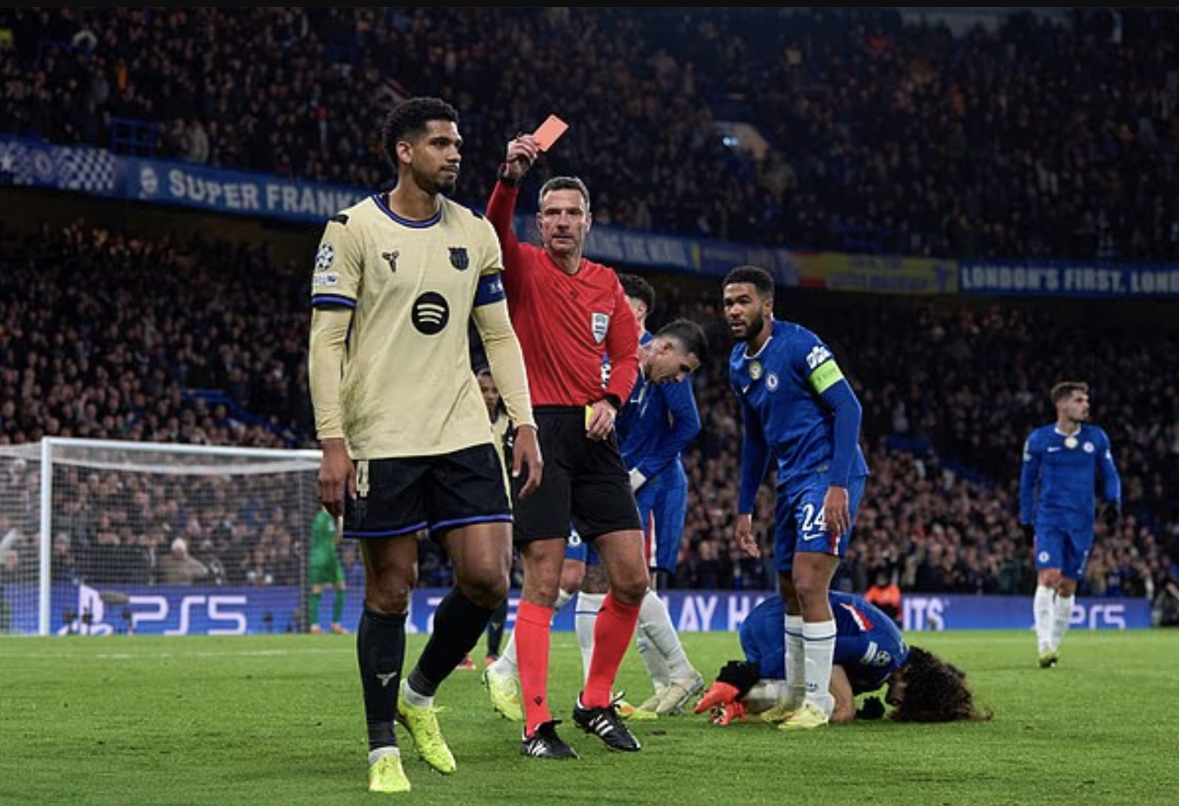 Sao Barcelona được cho nghỉ "vô thời hạn" sau khi nhận thẻ đỏ - Ảnh 3.